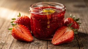 Confettura di fragole fatta in casa senza zucchero aggiunto, servono solo 3 ingredienti